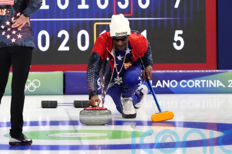 Snoop Dogg requests photo with British curlers at Winter Olympics